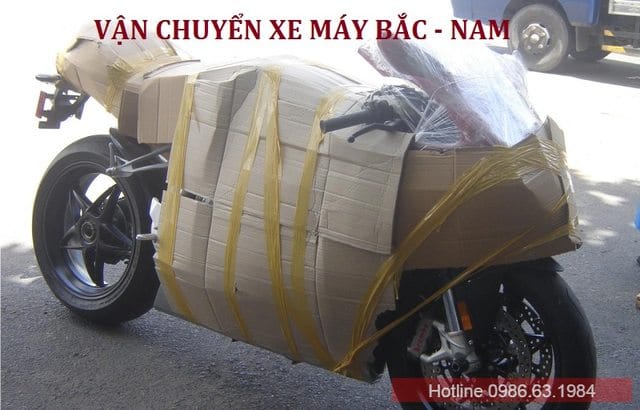 Đóng gói xe máy trước khi vận chuyển